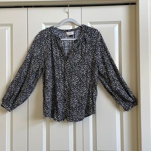 Universal Thread Long Sleeve Black and White Floral top, Excellent condition